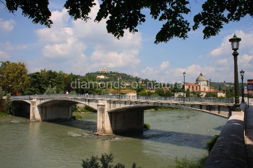 Verona - Brücke mit Blick zu Nostra Signora di Lourdes und San Giorgio in Braida / Verona - Bridge with View to Nostra Signora di Lourdes and San Giorgio in Braida